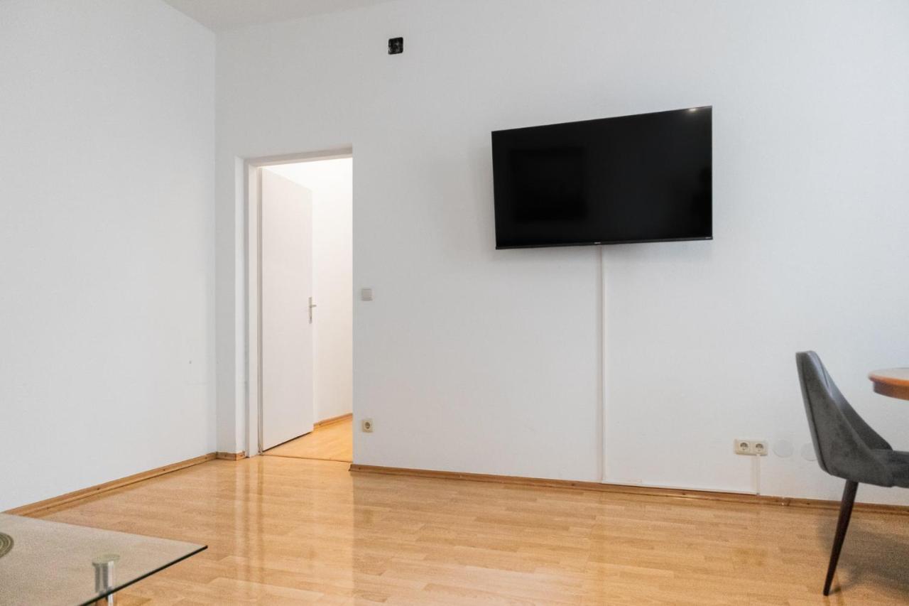 Welcoming 3Br Budget Apt. Well Connected Вена Экстерьер фото